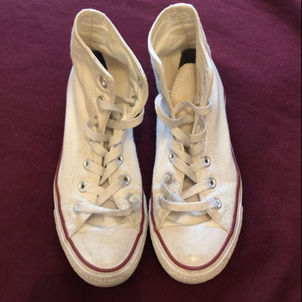 Women’s size 5 white converse.
